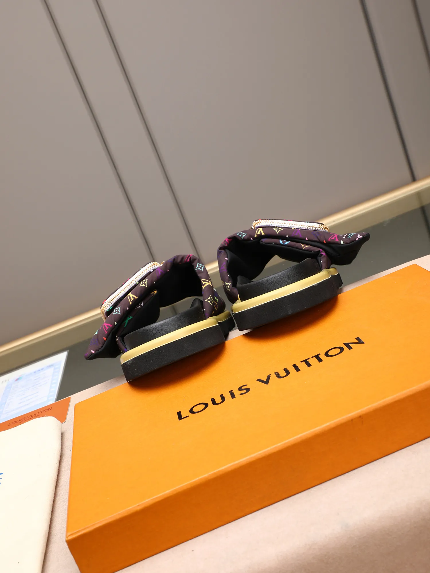 PP400 couple model with drawer box [LOUIS VUITTON] Louis Vuitton, the latest LV official website printed wallet and men's and women's slippers🔥🔥🔥 are now on the market. The drawer box is packed with cloth bags and cards. The upper pattern looks very soft and waxy, and it is a super versatile leg slimming tool. Fabric: Imported denim/down silk cotton embossed, official website pattern printing, lining: water-dyed sheepskin down filling, comfortable to wear, feet: high elastic PU water table. Sole: foam sole, heel height: about 5cm. Size 35-46, 35, 45 and 46 are custom-made and cannot be returned or exchanged. Color: multiple colors available.
